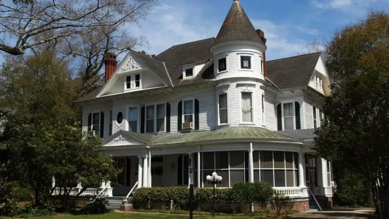 Want To Buy a Historic Home? Know the Benefits and Risks